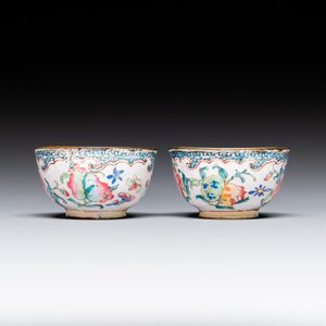 Een paar fijne Chinese kopjes en drie schotels in Canton email met floraal decor, Yongzheng/Qianlong — foto 6