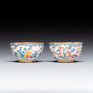 Een paar fijne Chinese kopjes en drie schotels in Canton email met floraal decor, Yongzheng/Qianlong — foto 8