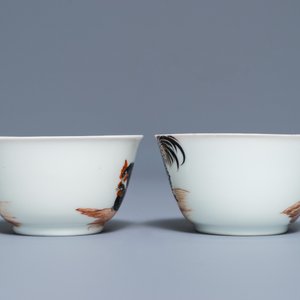 Een paar fijne Chinese koppen en schotels met hanen en kippen, Qianlong — foto 5