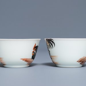Een paar fijne Chinese koppen en schotels met hanen en kippen, Qianlong — foto 7