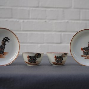 Een paar fijne Chinese koppen en schotels met hanen en kippen, Qianlong — foto 10