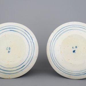 Een paar fijne Delftse blauw-witte borden, 18e eeuw — foto 4