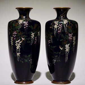 Een paar fijne Japanse cloisonné vazen, Meiji, 19e eeuw — foto 1
