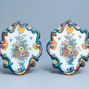 Een paar fijne polychrome Delftse plaquettes met bloemstillevens in een vaas, 18e eeuw — foto 1