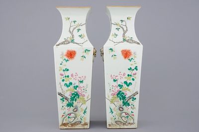 Een paar fijne vierkante Chinese famille rose vazen met floraal decor, 19e eeuw
