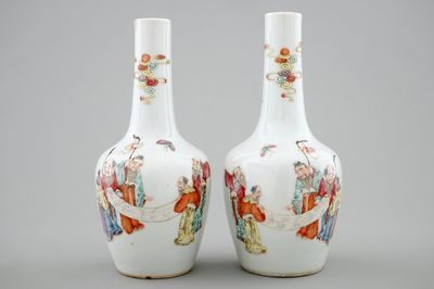 Een paar flesvormige Chinese famille rose vaasjes, 19e eeuw
