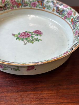 Een paar fraaie Chinese Canton famille rose jardinières op onderschotels, 19e eeuw — foto 18