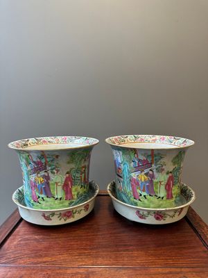 Een paar fraaie Chinese Canton famille rose jardinières op onderschotels, 19e eeuw — foto 4
