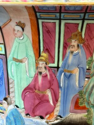 Een paar fraaie Chinese Canton famille rose jardinières op onderschotels, 19e eeuw — foto 10
