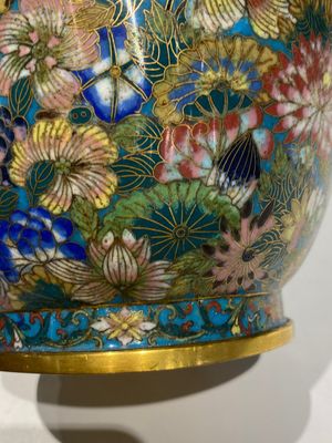 Een paar fraaie Chinese cloisonné 'millefleurs' vazen, merk van het atelier De Cheng, Peking, 2e helft 19e eeuw — foto 12