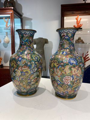 Een paar fraaie Chinese cloisonné 'millefleurs' vazen, merk van het atelier De Cheng, Peking, 2e helft 19e eeuw — foto 2