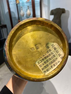 Een paar fraaie Chinese cloisonné 'millefleurs' vazen, merk van het atelier De Cheng, Peking, 2e helft 19e eeuw — foto 4