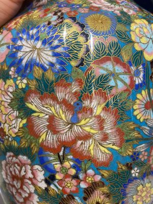 Een paar fraaie Chinese cloisonné 'millefleurs' vazen, merk van het atelier De Cheng, Peking, 2e helft 19e eeuw — foto 9