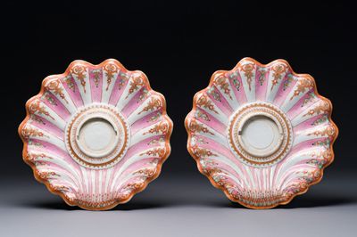 Een paar fraaie Chinese famille rose trembleuse schotels of 'mancerina' voor de Spaanse of Mexicaanse markt, Qianlong