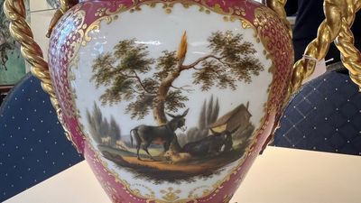 Een paar Franse potpourri urnen in deels verguld polychroom porselein met roze fondkleur, Jacob Petit, Parijs, 19e eeuw — foto 11