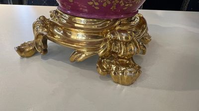 Een paar Franse potpourri urnen in deels verguld polychroom porselein met roze fondkleur, Jacob Petit, Parijs, 19e eeuw — foto 16