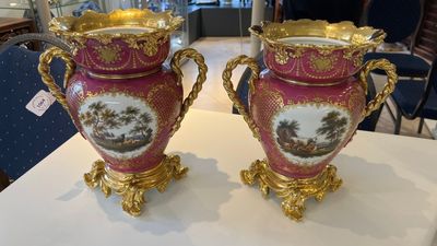 Een paar Franse potpourri urnen in deels verguld polychroom porselein met roze fondkleur, Jacob Petit, Parijs, 19e eeuw — foto 8