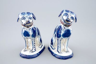Een paar gedateerde blauw-witte en mangane hondjes, Harlingen, Friesland, 1752