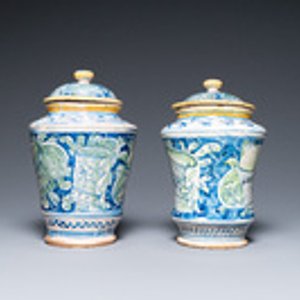 Een paar gedekselde albarelli in Italiaanse majolica met 'a trofei' decor, Casteldurante, gedat. 1576 — foto 2