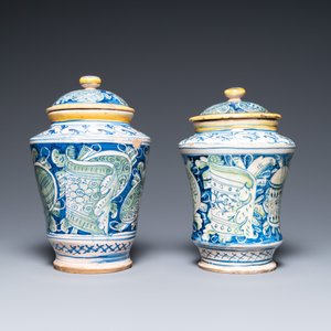 Een paar gedekselde albarelli in Italiaanse majolica met 'a trofei' decor, Casteldurante, gedat. 1576 — foto 4