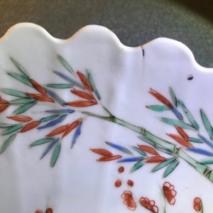 Een paar gelobde Chinese famille verte Kakiemon-stijl 'tijger' borden, Kangxi — foto 14