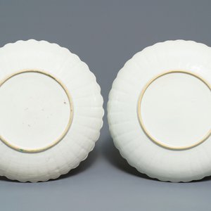 Een paar gelobde Chinese famille verte Kakiemon-stijl 'tijger' borden, Kangxi — foto 2