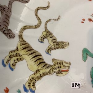 Een paar gelobde Chinese famille verte Kakiemon-stijl 'tijger' borden, Kangxi — foto 26