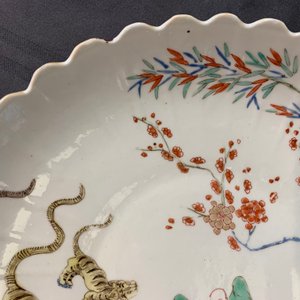 Een paar gelobde Chinese famille verte Kakiemon-stijl 'tijger' borden, Kangxi — foto 27