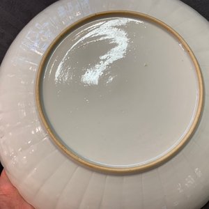 Een paar gelobde Chinese famille verte Kakiemon-stijl 'tijger' borden, Kangxi — foto 30