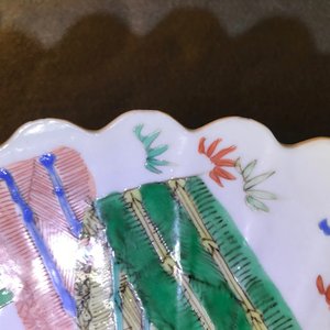 Een paar gelobde Chinese famille verte Kakiemon-stijl 'tijger' borden, Kangxi — foto 5