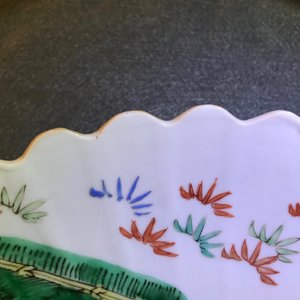 Een paar gelobde Chinese famille verte Kakiemon-stijl 'tijger' borden, Kangxi — foto 6