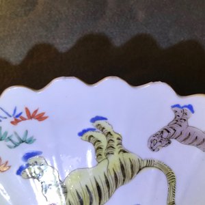 Een paar gelobde Chinese famille verte Kakiemon-stijl 'tijger' borden, Kangxi — foto 8