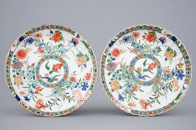Een paar gelobde Chinese famille verte schotels met floraal decor, Kangxi