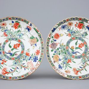 Een paar gelobde Chinese famille verte schotels met floraal decor, Kangxi — foto 1