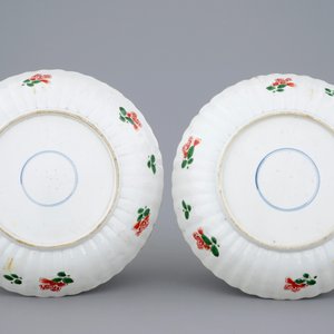 Een paar gelobde Chinese famille verte schotels met floraal decor, Kangxi — foto 2