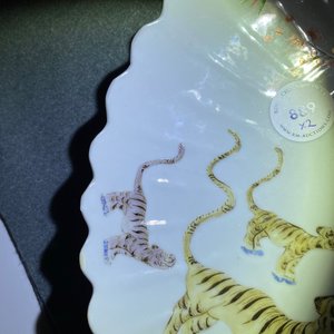 Een paar gelobde Chinese Kakiemon-stijl schotels met tijgers, Kangxi — foto 4