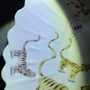 Een paar gelobde Chinese Kakiemon-stijl schotels met tijgers, Kangxi — foto 6