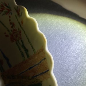 Een paar gelobde Chinese Kakiemon-stijl schotels met tijgers, Kangxi — foto 8