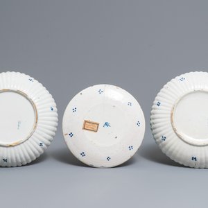 Een paar gelobde Delftse borden in kasjmier palet en een bord met rood-blauw ornamentaal decor, 18e eeuw — foto 2