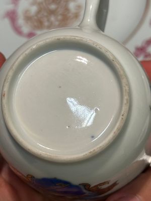 Een paar gemonogrammeerde Chinese roze-geëmailleerde borden en een paar koppen en schotels met wapendeor, Yongzheng/Qianlong — foto 12