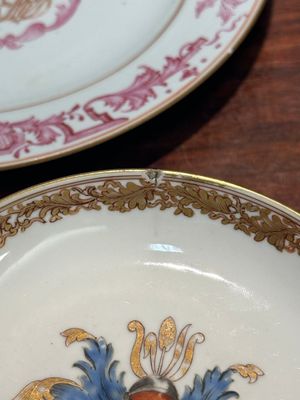 Een paar gemonogrammeerde Chinese roze-geëmailleerde borden en een paar koppen en schotels met wapendeor, Yongzheng/Qianlong — foto 15