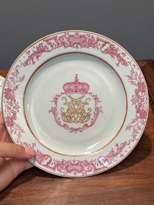 Een paar gemonogrammeerde Chinese roze-geëmailleerde borden en een paar koppen en schotels met wapendeor, Yongzheng/Qianlong — foto 26
