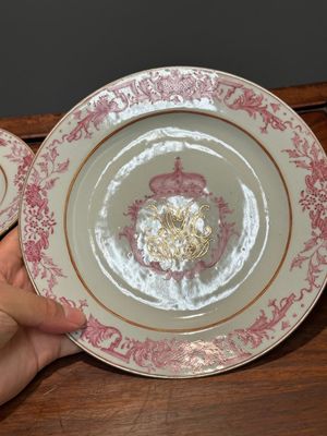 Een paar gemonogrammeerde Chinese roze-geëmailleerde borden en een paar koppen en schotels met wapendeor, Yongzheng/Qianlong — foto 27