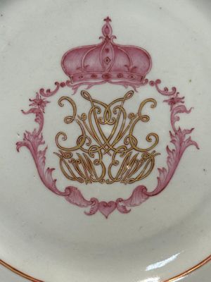Een paar gemonogrammeerde Chinese roze-geëmailleerde borden en een paar koppen en schotels met wapendeor, Yongzheng/Qianlong — foto 28