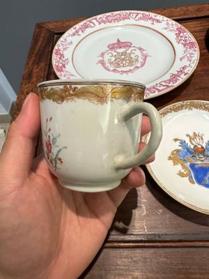 Een paar gemonogrammeerde Chinese roze-geëmailleerde borden en een paar koppen en schotels met wapendeor, Yongzheng/Qianlong — foto 3