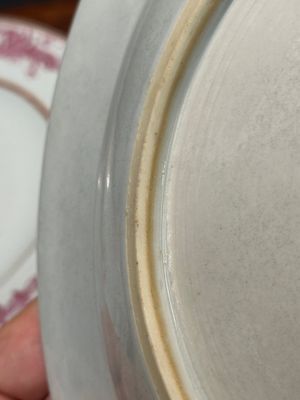 Een paar gemonogrammeerde Chinese roze-geëmailleerde borden en een paar koppen en schotels met wapendeor, Yongzheng/Qianlong — foto 34