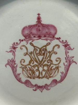 Een paar gemonogrammeerde Chinese roze-geëmailleerde borden en een paar koppen en schotels met wapendeor, Yongzheng/Qianlong — foto 36
