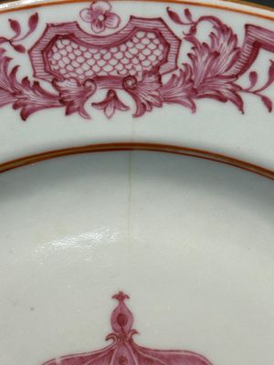 Een paar gemonogrammeerde Chinese roze-geëmailleerde borden en een paar koppen en schotels met wapendeor, Yongzheng/Qianlong — foto 37