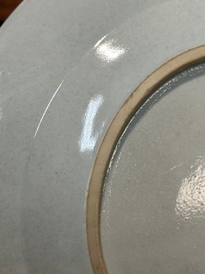 Een paar gemonogrammeerde Chinese roze-geëmailleerde borden en een paar koppen en schotels met wapendeor, Yongzheng/Qianlong — foto 40