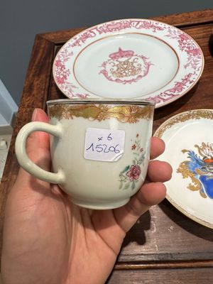 Een paar gemonogrammeerde Chinese roze-geëmailleerde borden en een paar koppen en schotels met wapendeor, Yongzheng/Qianlong — foto 4